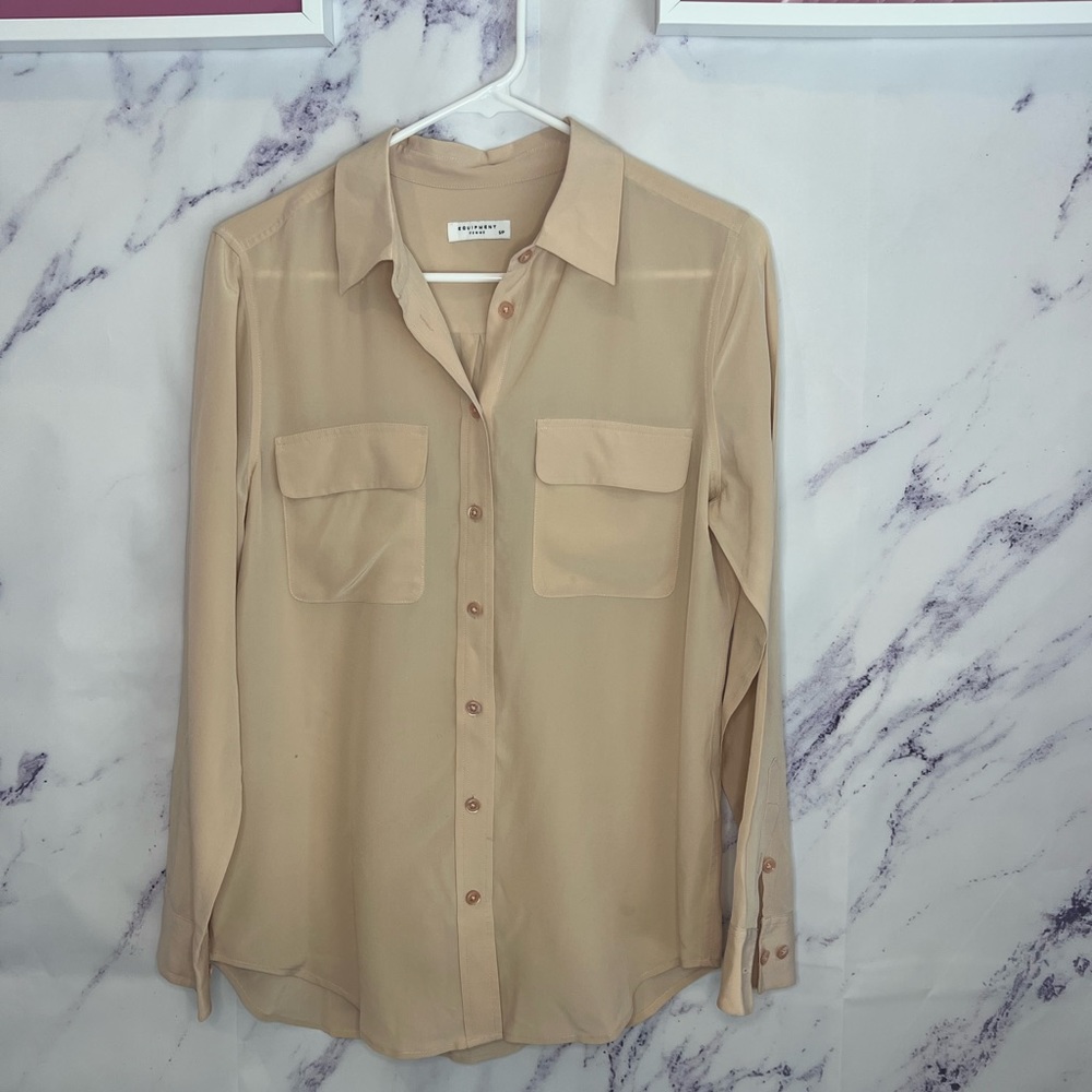 Equipment Feeme Peach colored button up 100% silk blouse sz S
